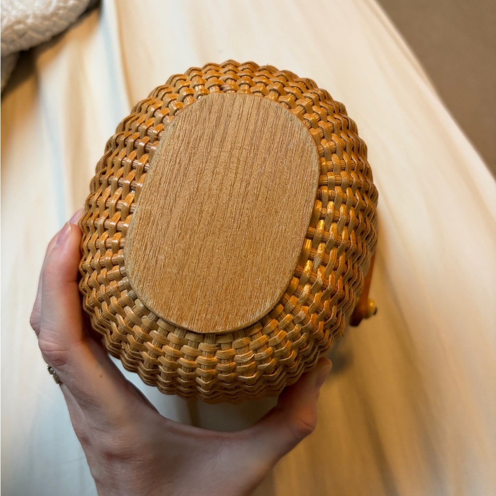 Small Nantucket Basket, excellent condition — see photos for size reference - Picture 6 of 9